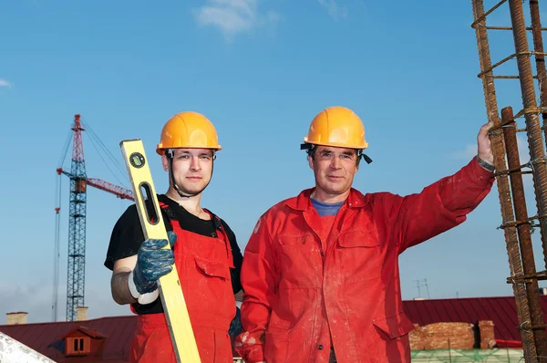 Trabalhadores construtores no estaleiro — Fotografia de Stock