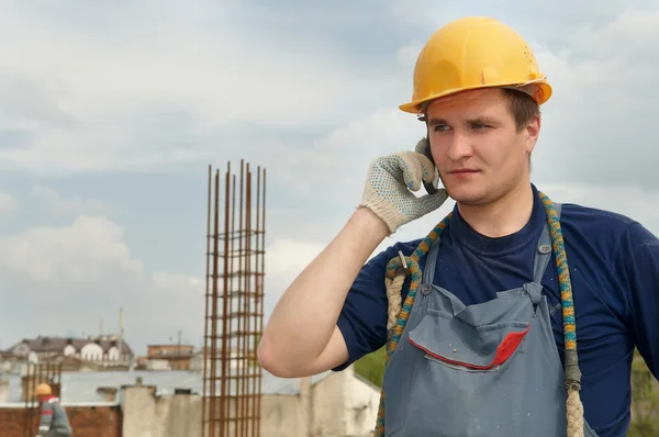 Trabalhador construtor com telefone móvel — Fotografia de Stock