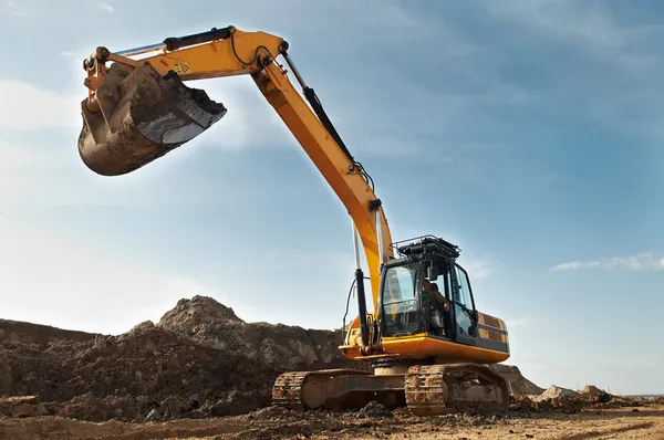 Grävmaskin loader i konstruktion sandlåda område — Stockfoto