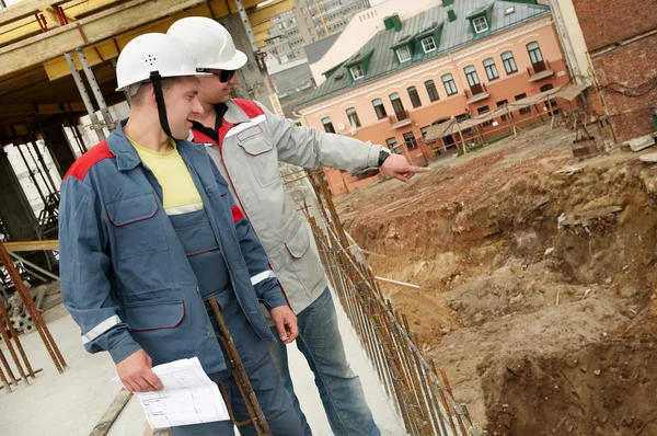 Mühendisler inşaatçılar inşaat sahasında — Stok fotoğraf