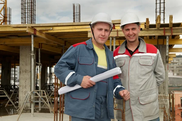 Mühendisler inşaatçılar inşaat sahasında — Stok fotoğraf