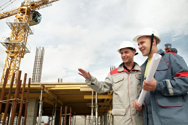 Ingenieurs bouwers op de bouwplaats — Stockfoto