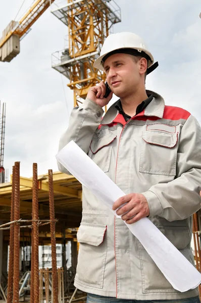 Bauarbeiter auf Baustelle mit Telefon — Stockfoto