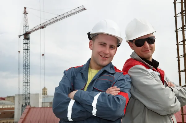 Constructores felices en el sitio de construcción — Foto de Stock