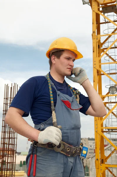 Construtor no local de construção com telefone — Fotografia de Stock