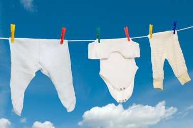 chilld bebek keten bir clothesline üzerinde