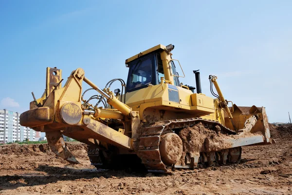 Tunga bulldozer med ripper — Stockfoto