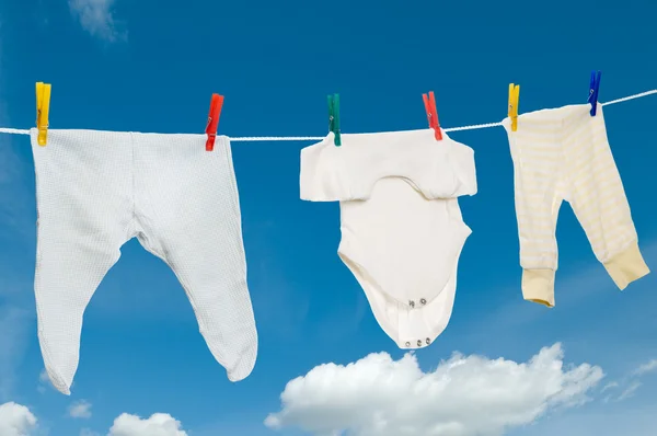 Chilld kojenecké prádlo na prádelní šňůře — Stock fotografie