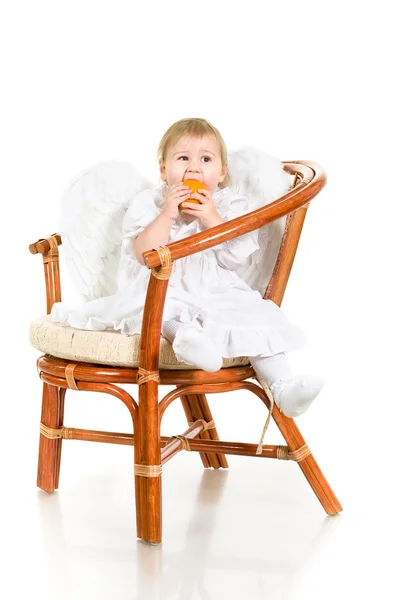 Kleine engel met oranje fruit — Stockfoto