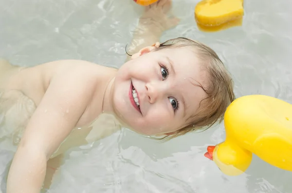 Um bebé na banheira. — Fotografia de Stock