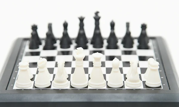 Beyaz bir arka plan üzerinde izole satranç — Stok fotoğraf
