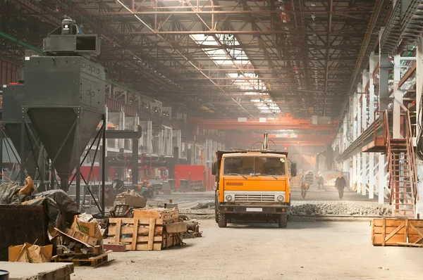 Vrachtwagen bij de fabrieksinstallaties — Stockfoto