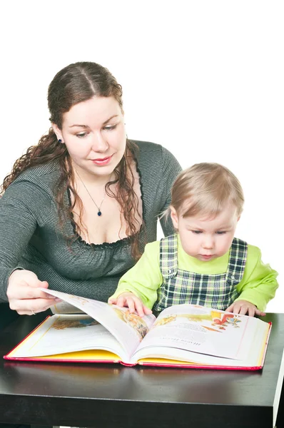 Μικρό παιδί και η μητέρα ανάγνωση — Φωτογραφία Αρχείου
