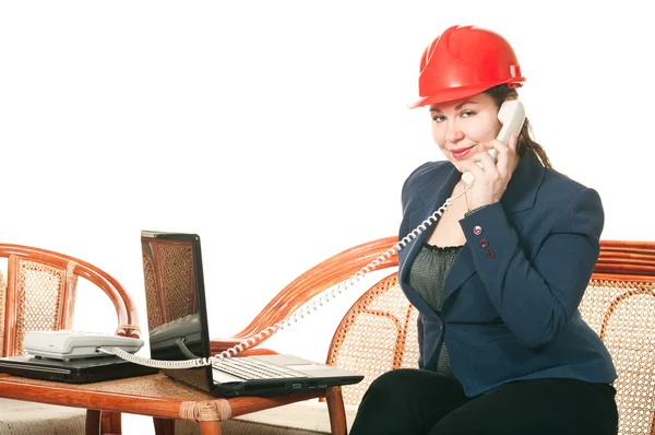 Жінка в червоному шоломі з телефоном — стокове фото