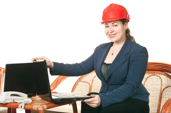 Γυναίκα με κόκκινο κράνος με laptop — Φωτογραφία Αρχείου
