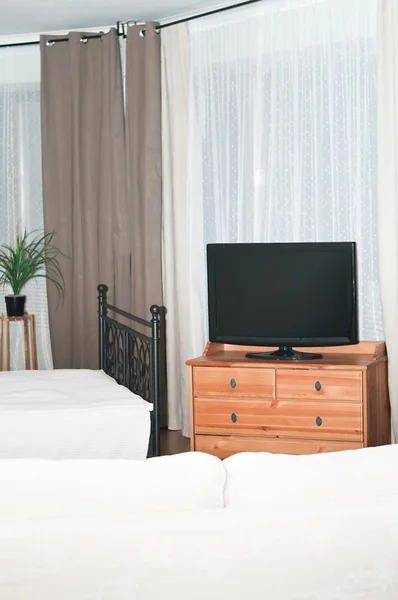 Big tv i ett rum innan en vit soffa. — Stockfoto
