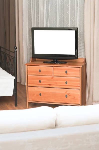 Большой телевизор в комнате перед белым диваном — стоковое фото