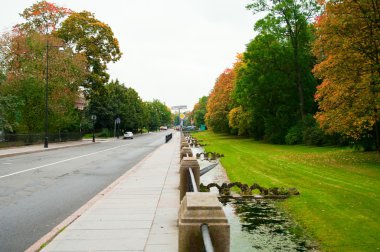 Sonbahar Ekaterina'nın parkta bir şehirde Pushkin