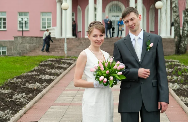 若い愛情のある結婚式のカップル — ストック写真