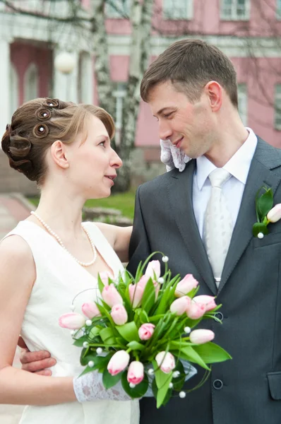 Young loving wedding couple with bunch of flower — Stock Photo, Image
