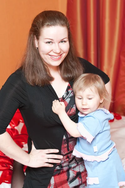 Giovane donna ad piccola figlia insieme a bedro — Foto Stock