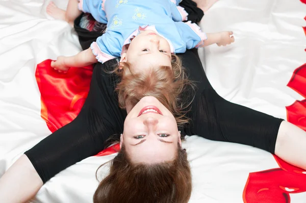 Giovane madre e bambino sdraiato sul retro — Foto Stock