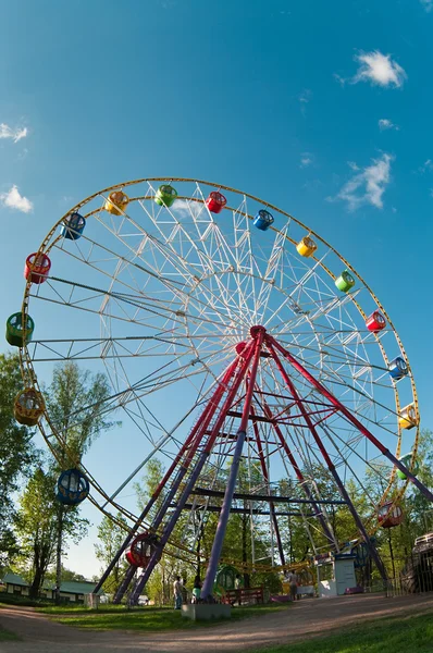 Feliz ir rueda redonda en el parque de atracciones —  Fotos de Stock