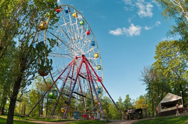 Big wheel i amusement park — Stockfoto