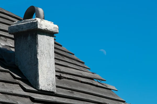 Chiney pe acoperișul din lemn al casei pe cerul albastru — Fotografie, imagine de stoc