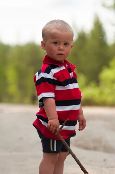Jeden chlapeček rošťák s holí, chůze — Stock fotografie