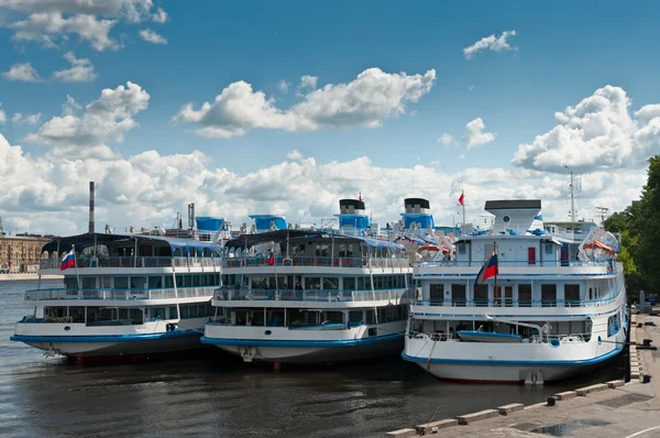 Verschillende witte cruiseschepen zijn afgemeerd in de rivier — Stockfoto