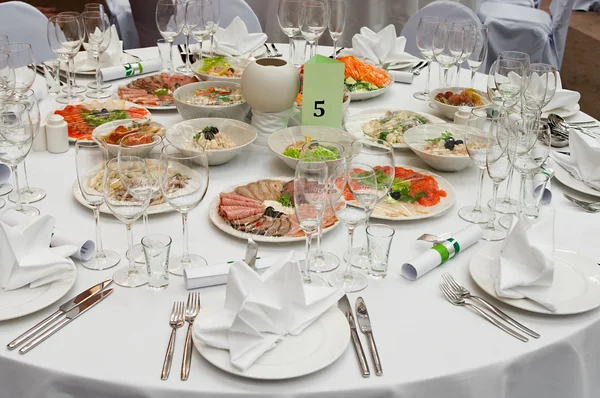Witte bruiloft receptie plaats klaar voor gasten. — Stockfoto