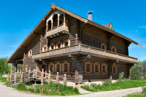 Дерев'яний великий будинок з дерева і вікон на ньому . — стокове фото