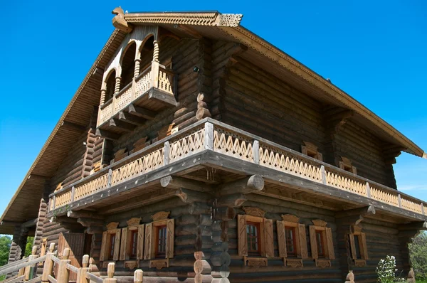 从木材和 windows 上的木制大房子。. — 图库照片
