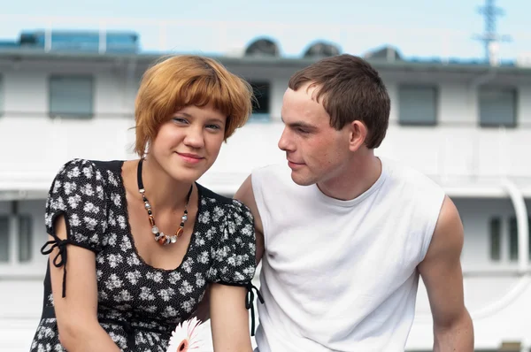 Unga älskande par tonåringar sitter — Stockfoto