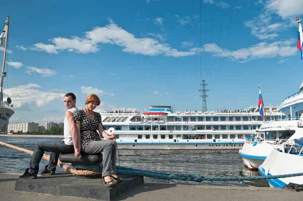 Loving couple teenagers near the cruise liners — Stock Photo, Image