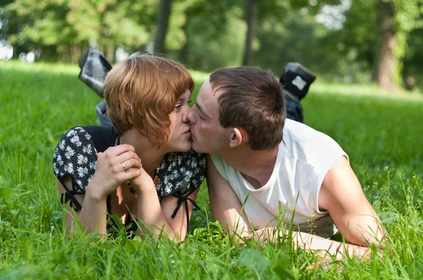 Genç çift gençler üzerinde yeşil yalan sevgi — Stok fotoğraf