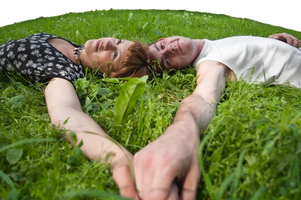 Jovem casal amoroso adolescentes que colocam na grama — Fotografia de Stock