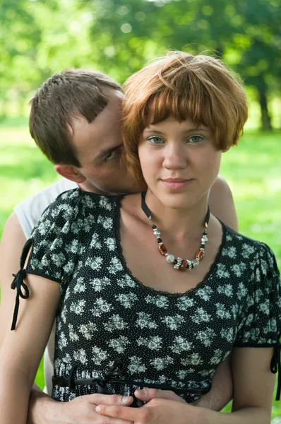 Unga älskande kyssas par tonåringar. två kaukasiska — Stockfoto