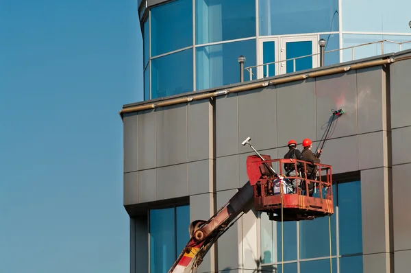 Yüksek katlı bina yıkama pencere — Stok fotoğraf