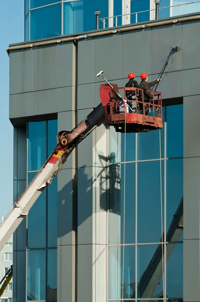 Lavage de vitres sur immeuble de grande hauteur — Photo