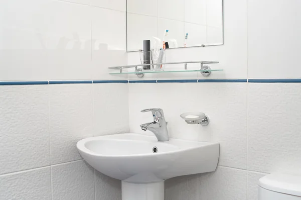 Белая ванная комната с зеркалом и умывальником — стоковое фото