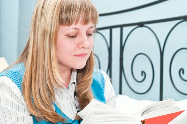Het meisje de blonde leest het boek — Stockfoto