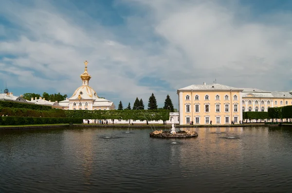 宮殿、噴水および聖ピートでペテルゴフ壮大な宮殿の庭園 — ストック写真