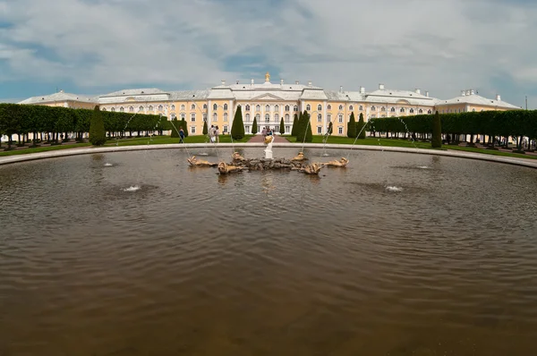 Paláců, fontán a zahrady ve městě peterhof — Stock fotografie