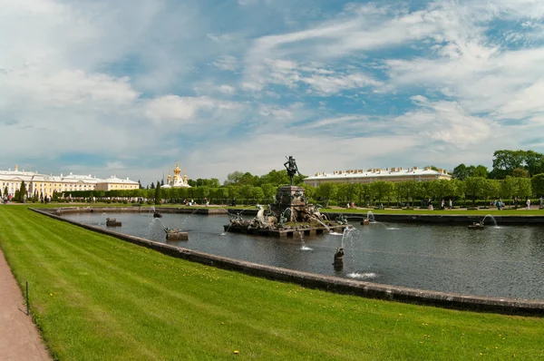 Det palats, fontäner och trädgårdarna i peterhof — Stockfoto