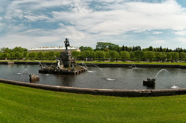 Paláců, fontán a zahrady ve městě peterhof — Stock fotografie