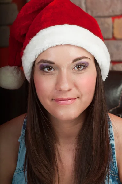 Лицо красивой девушки в шляпе Деда Мороза . — стоковое фото