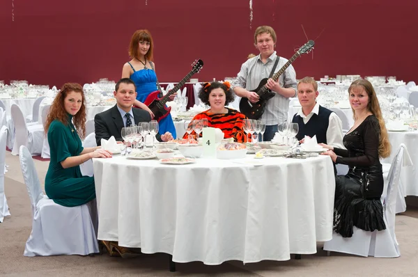 Öt fiatal étteremben és a két művész kerek fehér asztalnál — Stock Fotó