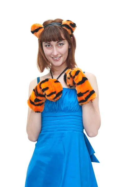 Ung kvinna i tiger kostym och i blå klänning — Stockfoto
